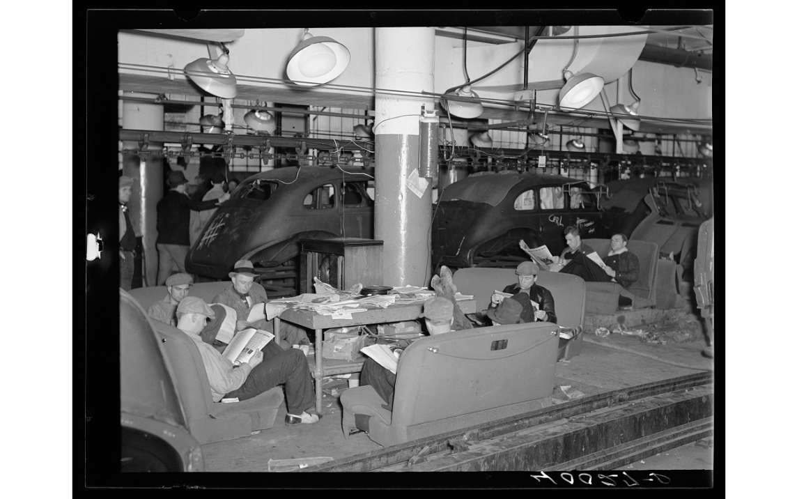 Strikers outside Fisher Body Plant